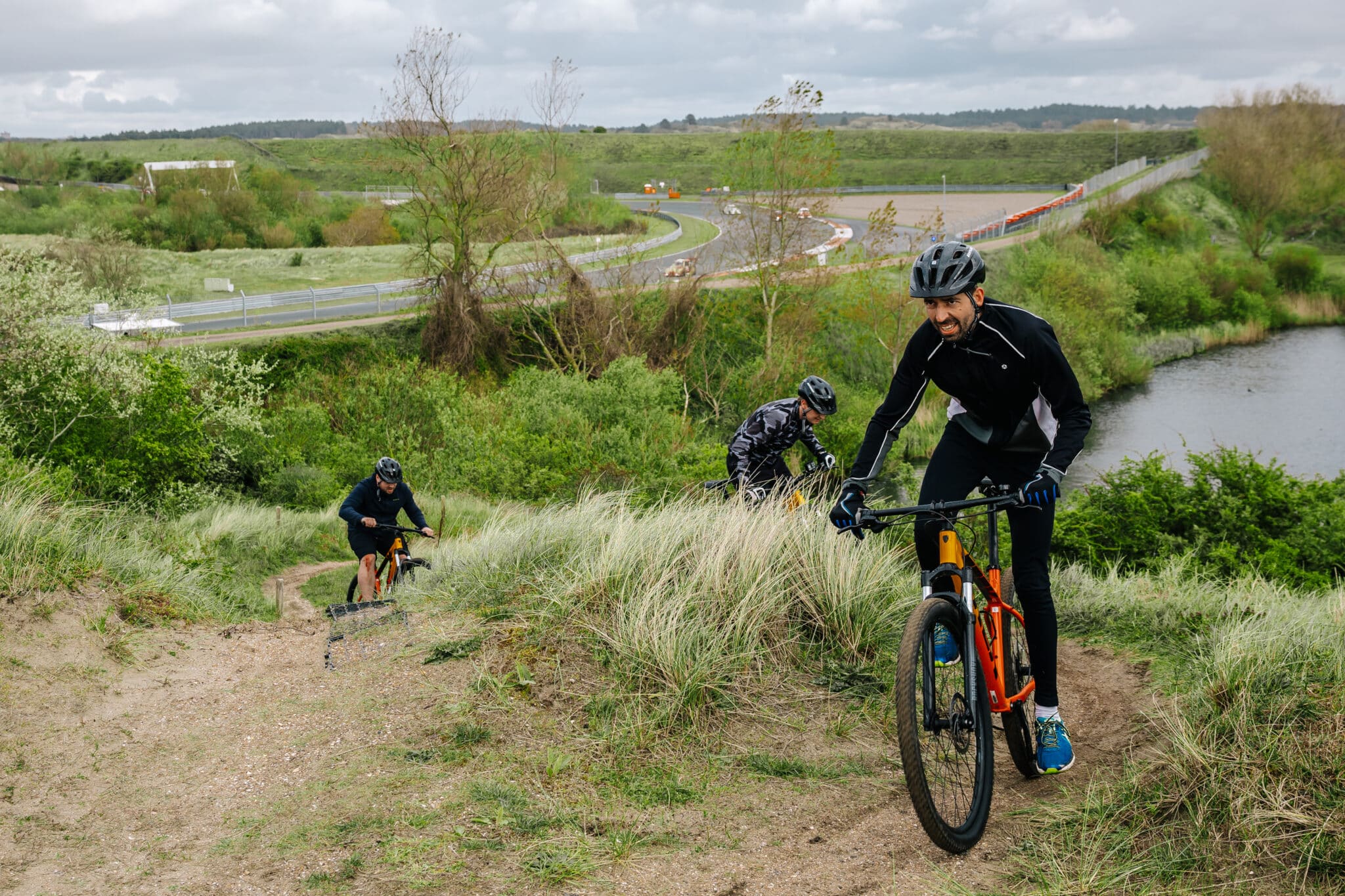 Mountainbikers fietsen over het MTB parcours langs Circuit Zandvoort