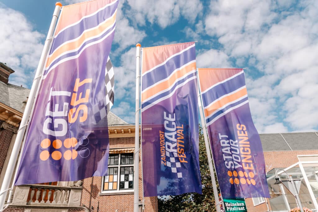 Vlaggen voor het raadhuis tijdens het Zandvoort Racefestival.