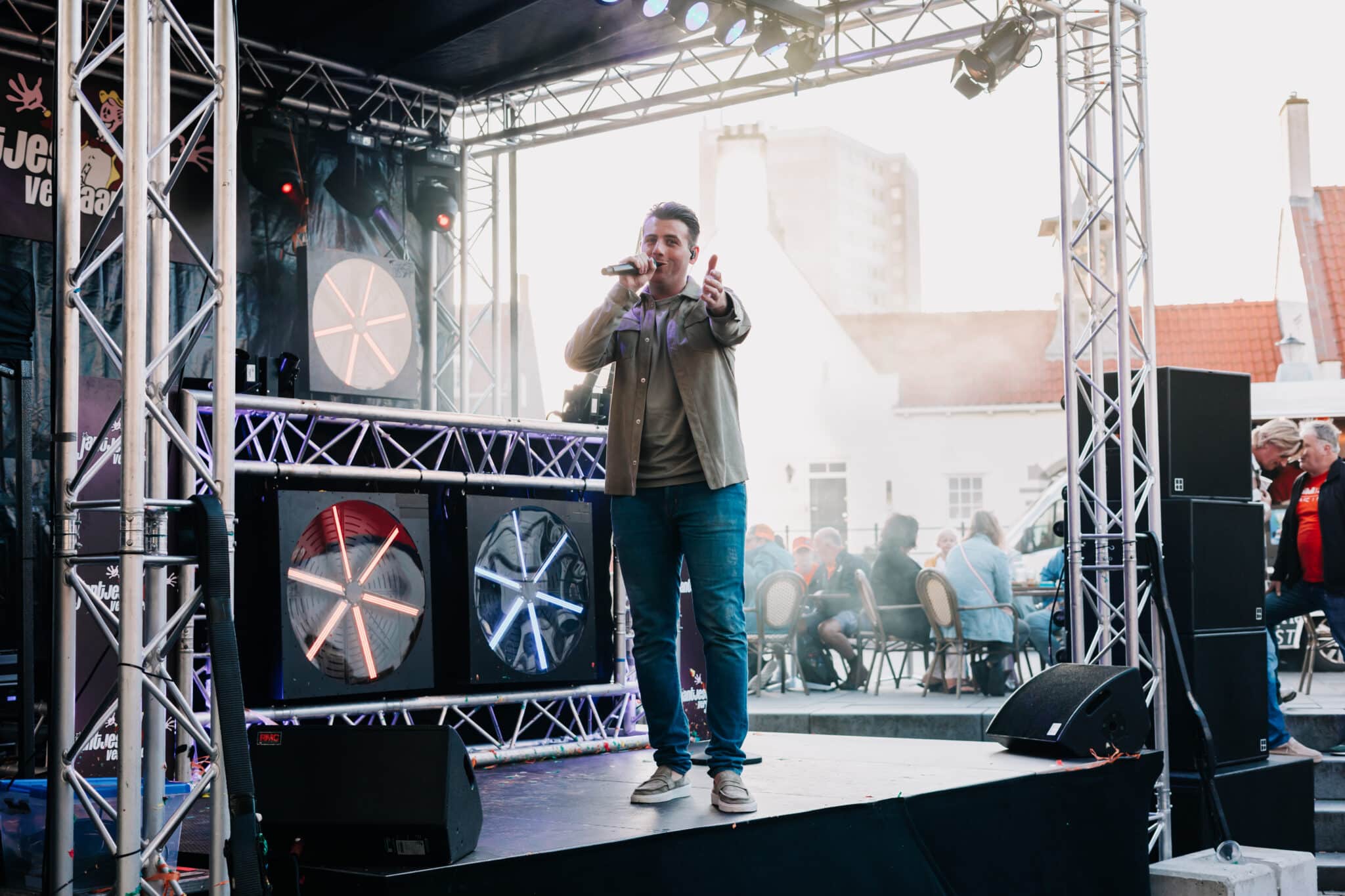 Zanger op het Gasthuisplein tijdens het Zandvoort Racefestival.
