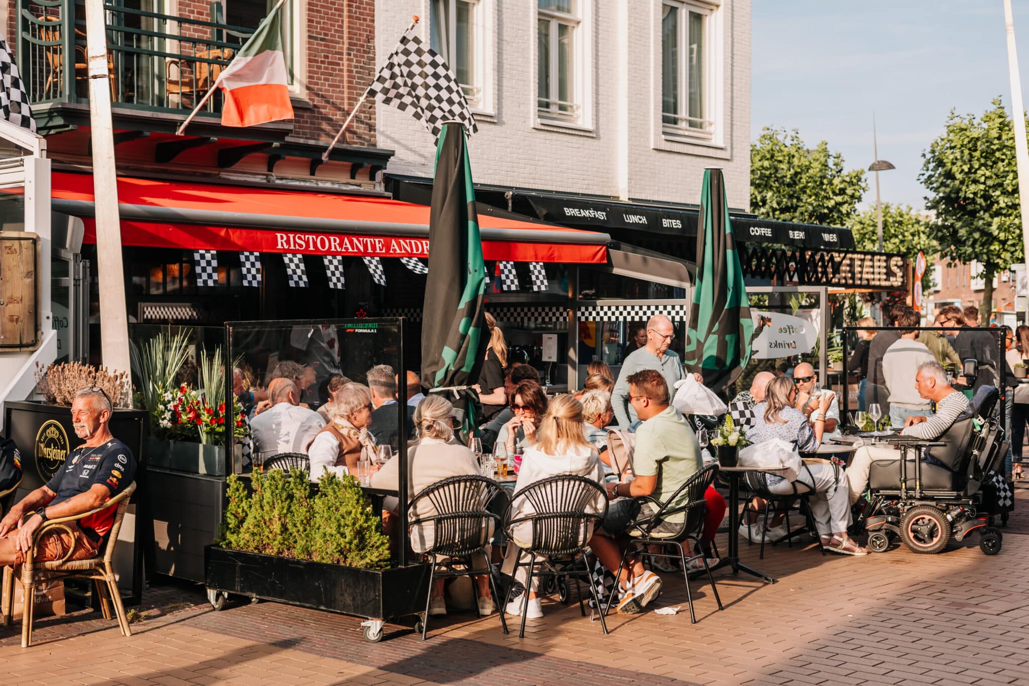 Volle zonnige terrassen tijdens het Zandvoort Racefestival