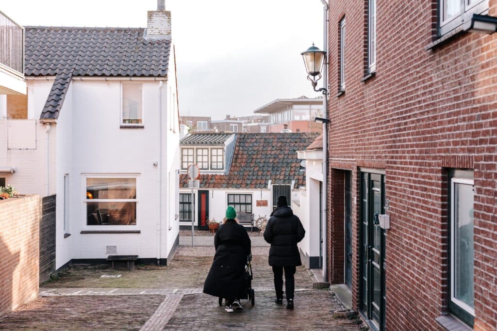 Twee personen die lopen door de Zandvoortse sloppies