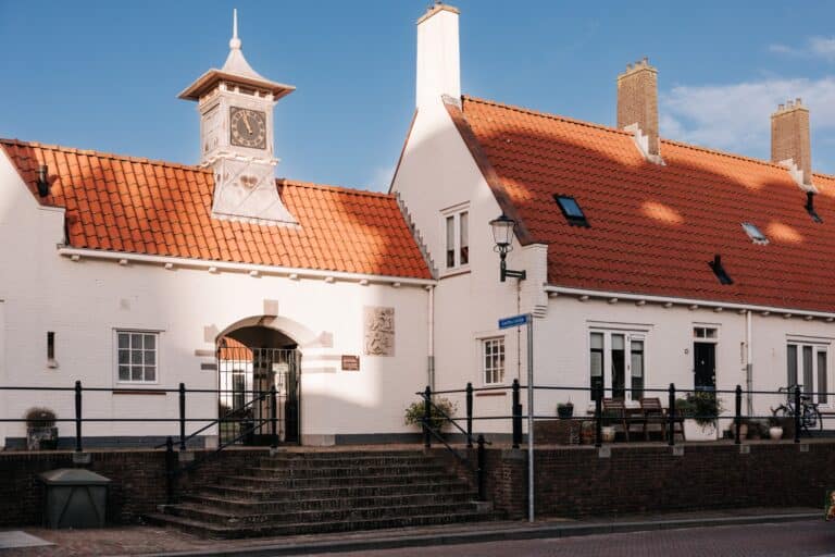 Zandvoortse sloppies, witte vissershuisjes met rode daken