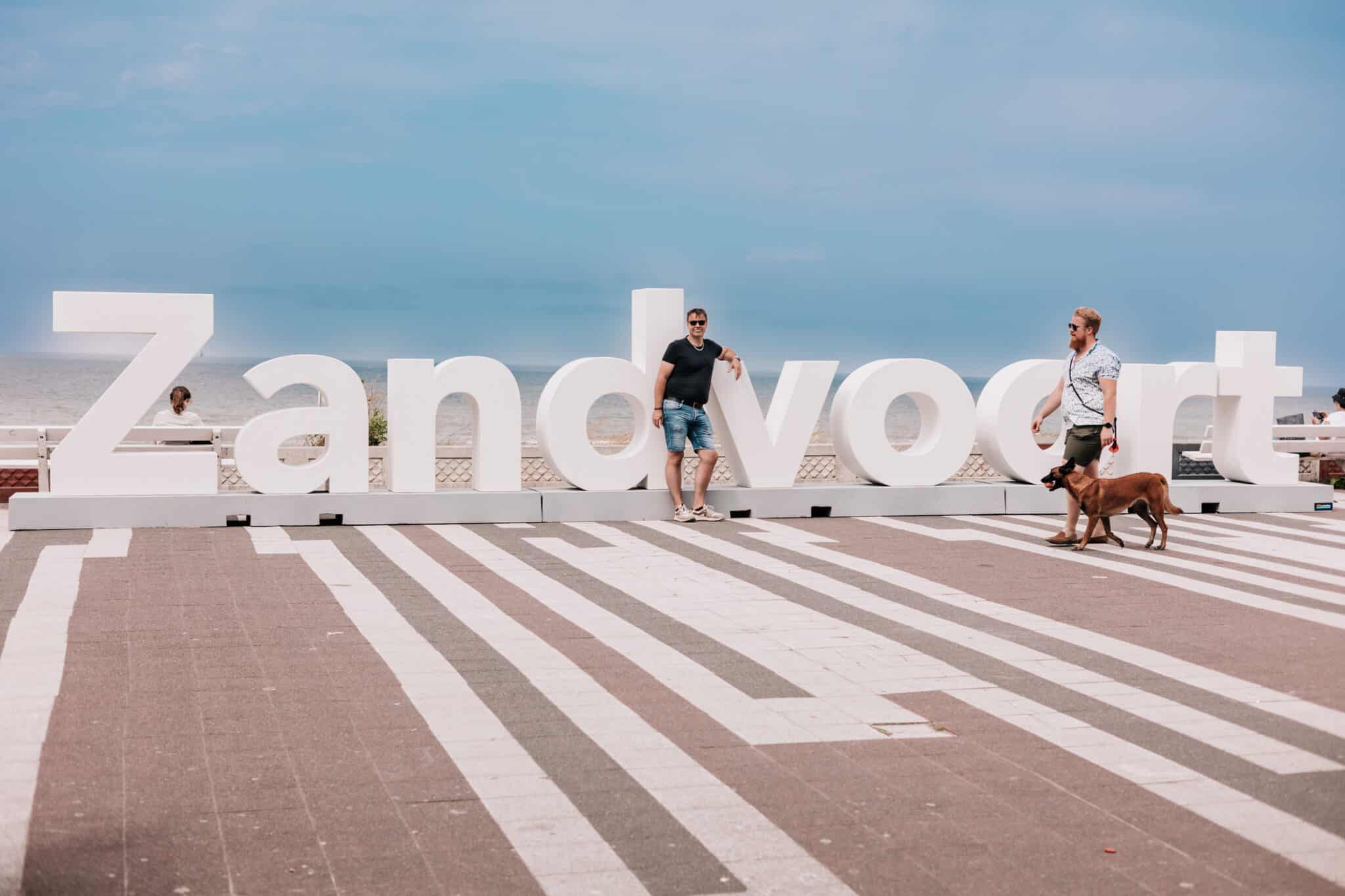Mensen gaan op de foto bij de selfiespot met de Zandvoort letters.