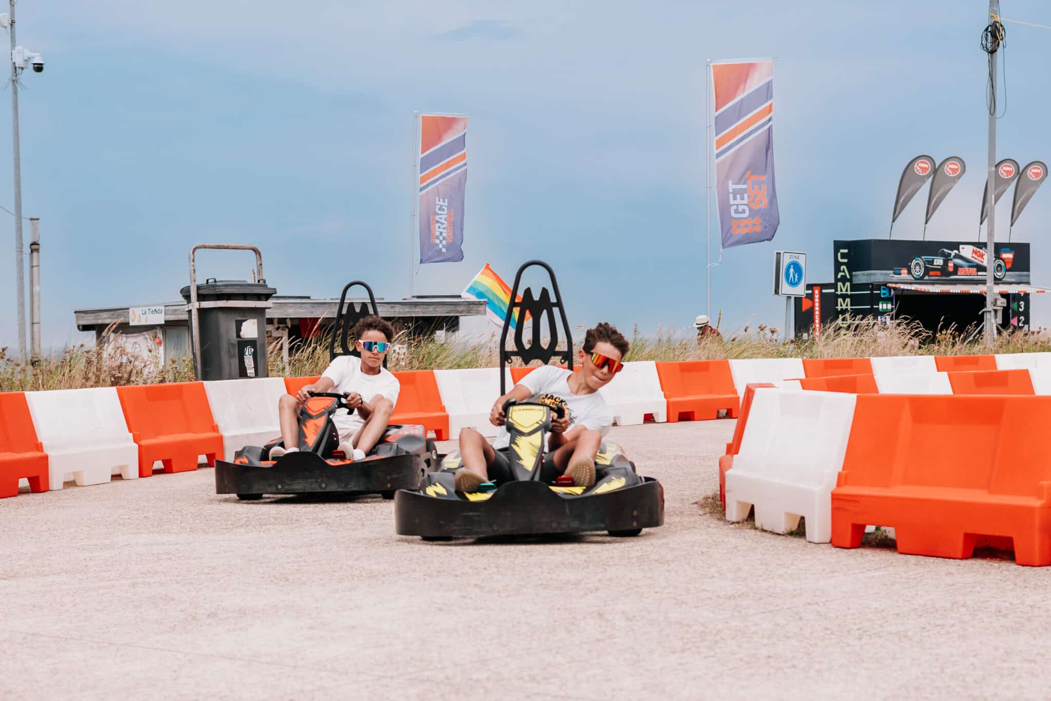 Twee jongens karten op de boulevard tijdens het Zandvoort Racefestival.