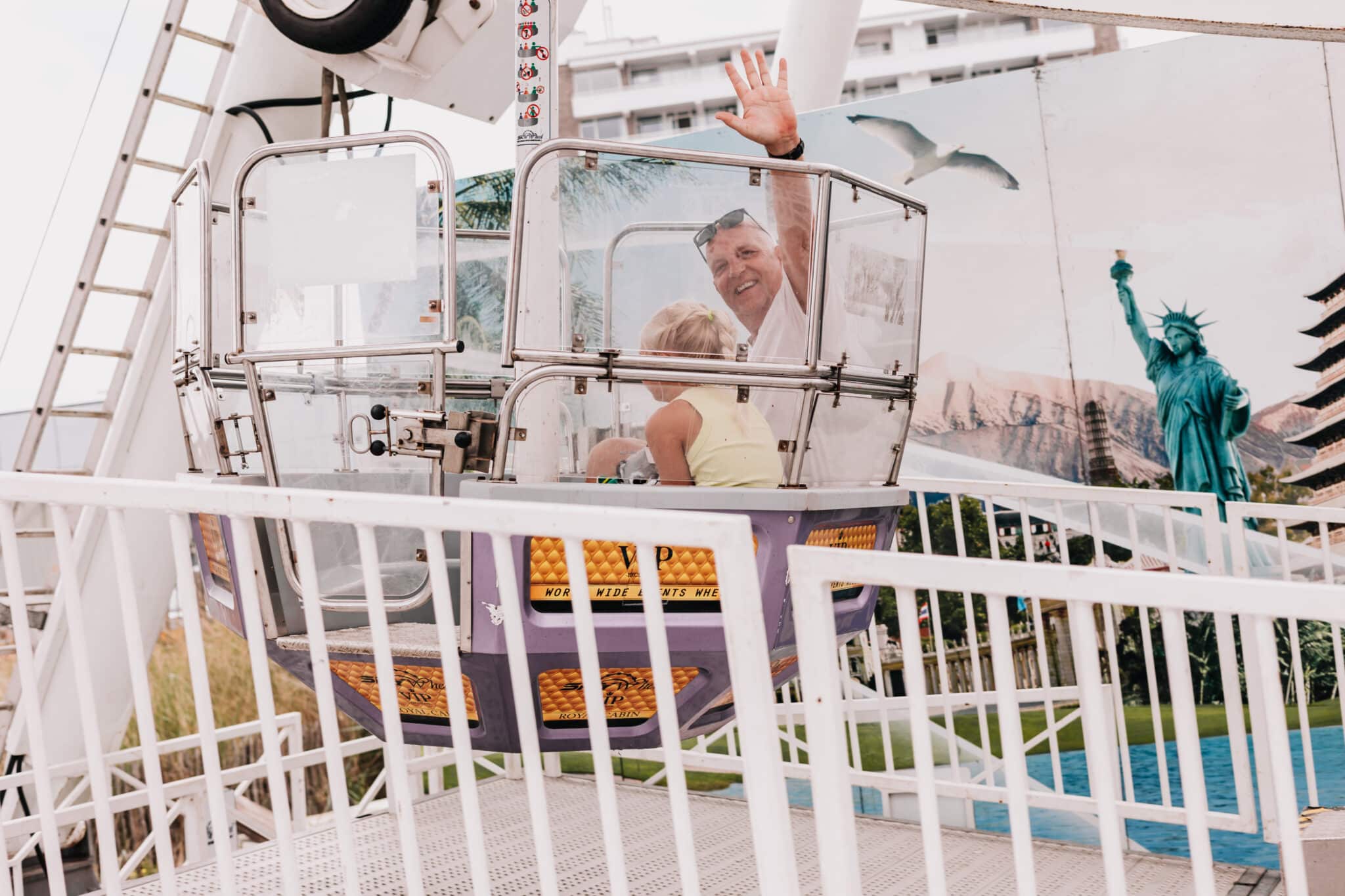 Vader en kind zitten in het reuzenrad tijdens het Zandvoort Racefestival.
