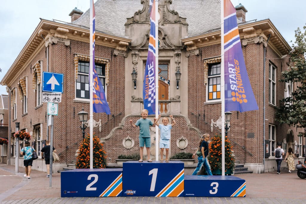 Twee jongens staan op het 1-2-3-podium tijdens het Zandvoort Racefestival.
