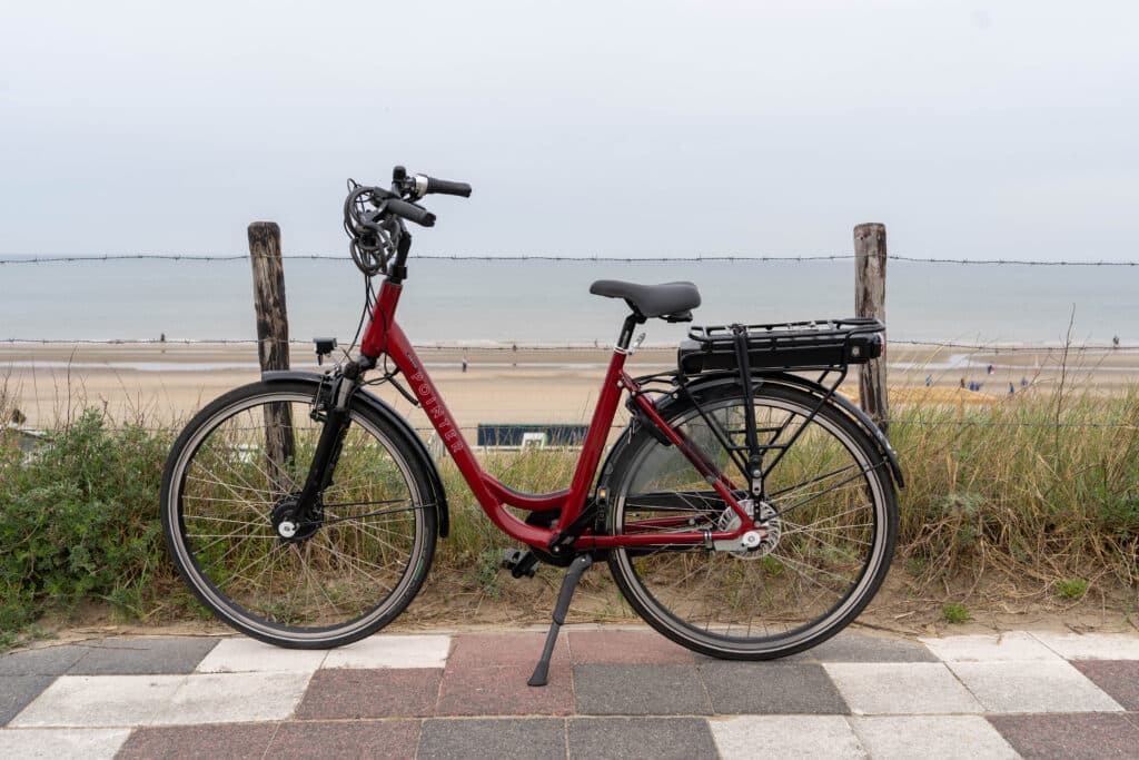 Elektrische huurfiets op de boulevard met de zee op de achtergrond
