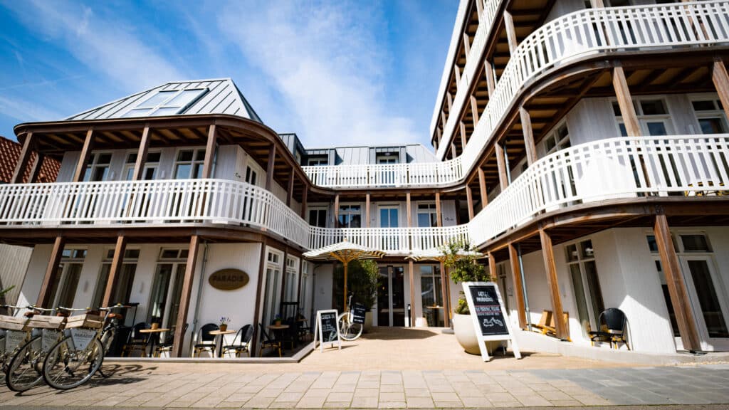 Vooraanzicht van Hotel Paradis