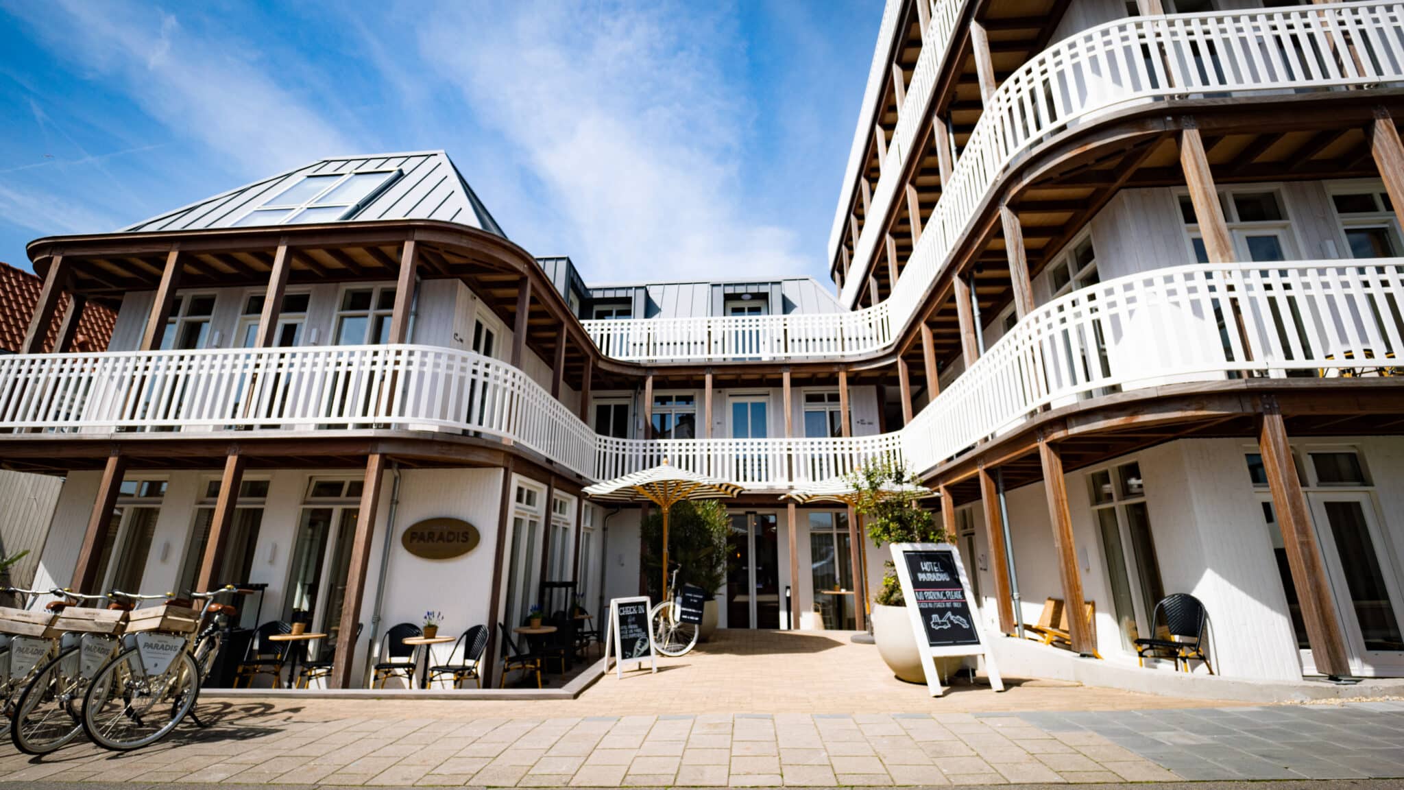 Vooraanzicht van Hotel Paradis