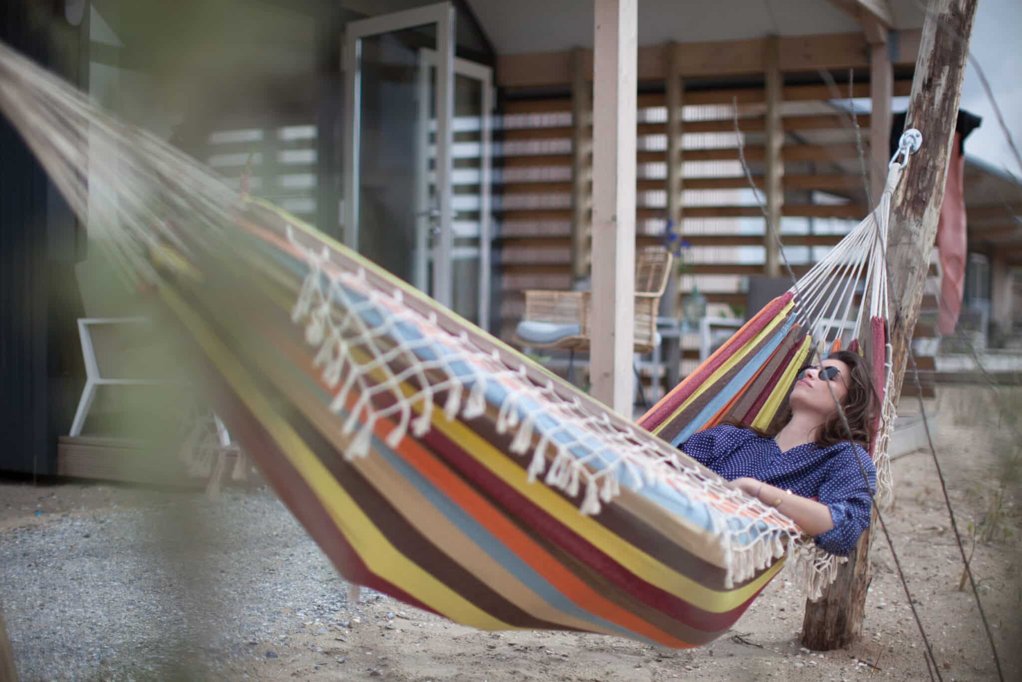 Vrouw in een hangmat op vakantiepark Roompot Bloemendaal