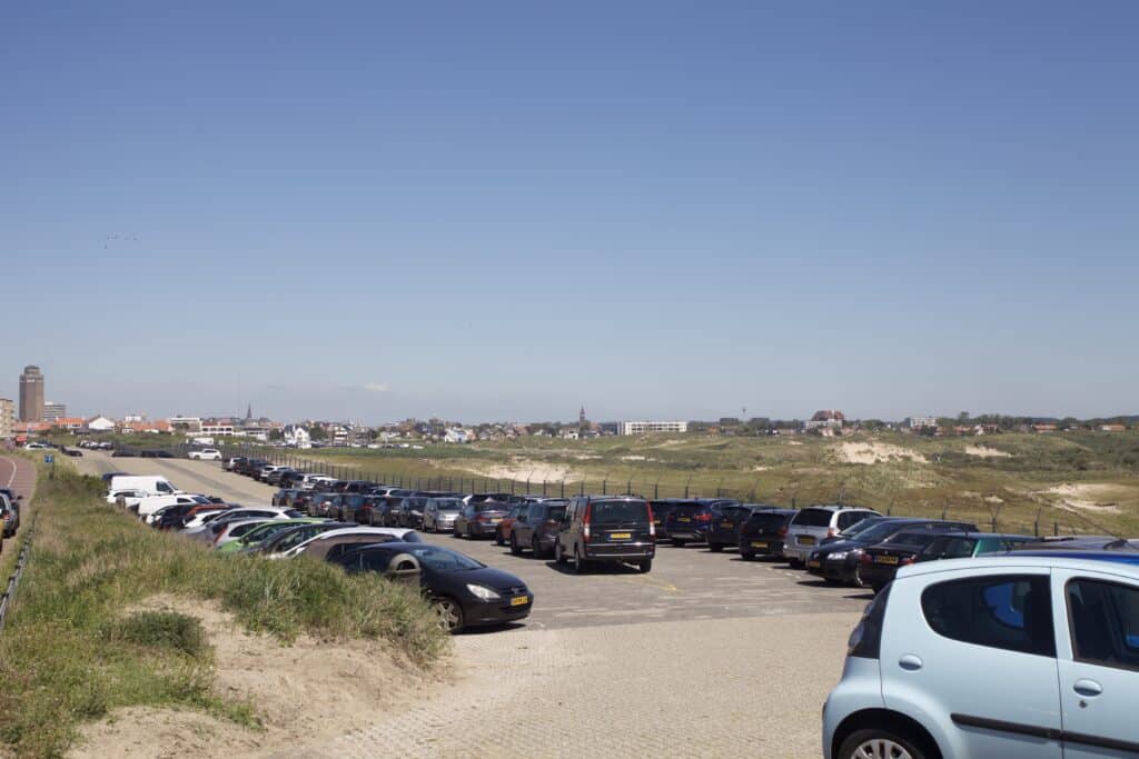 Geparkeerde auto's op P-De Zuid met de waterleidingduinen op de achtergrond