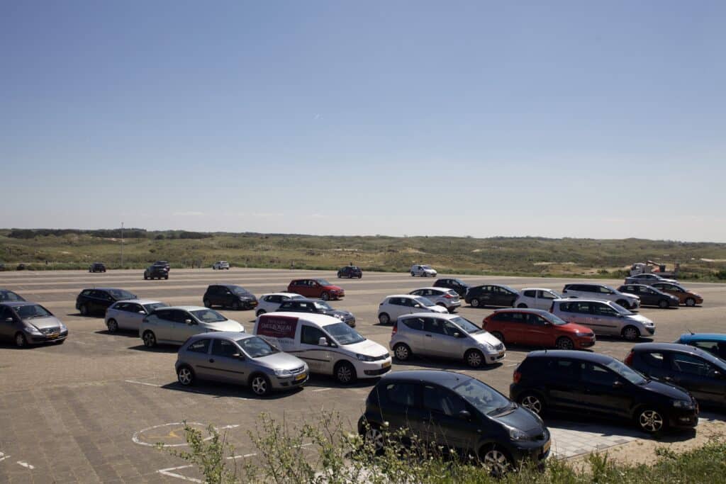 Geparkeerde auto's op parkeerterrein De Zuid in Zandvoort