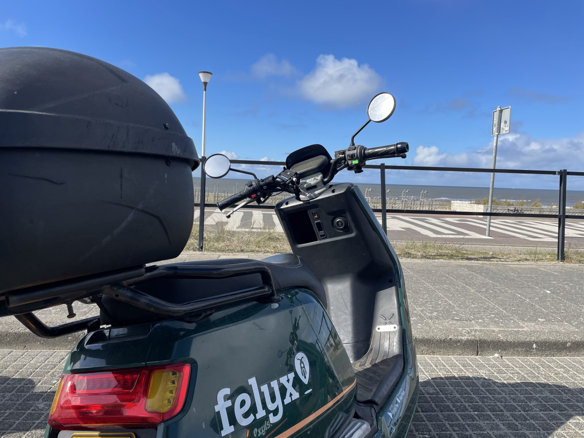 Felyx Deelscooter op de boulevard van Zandvoort