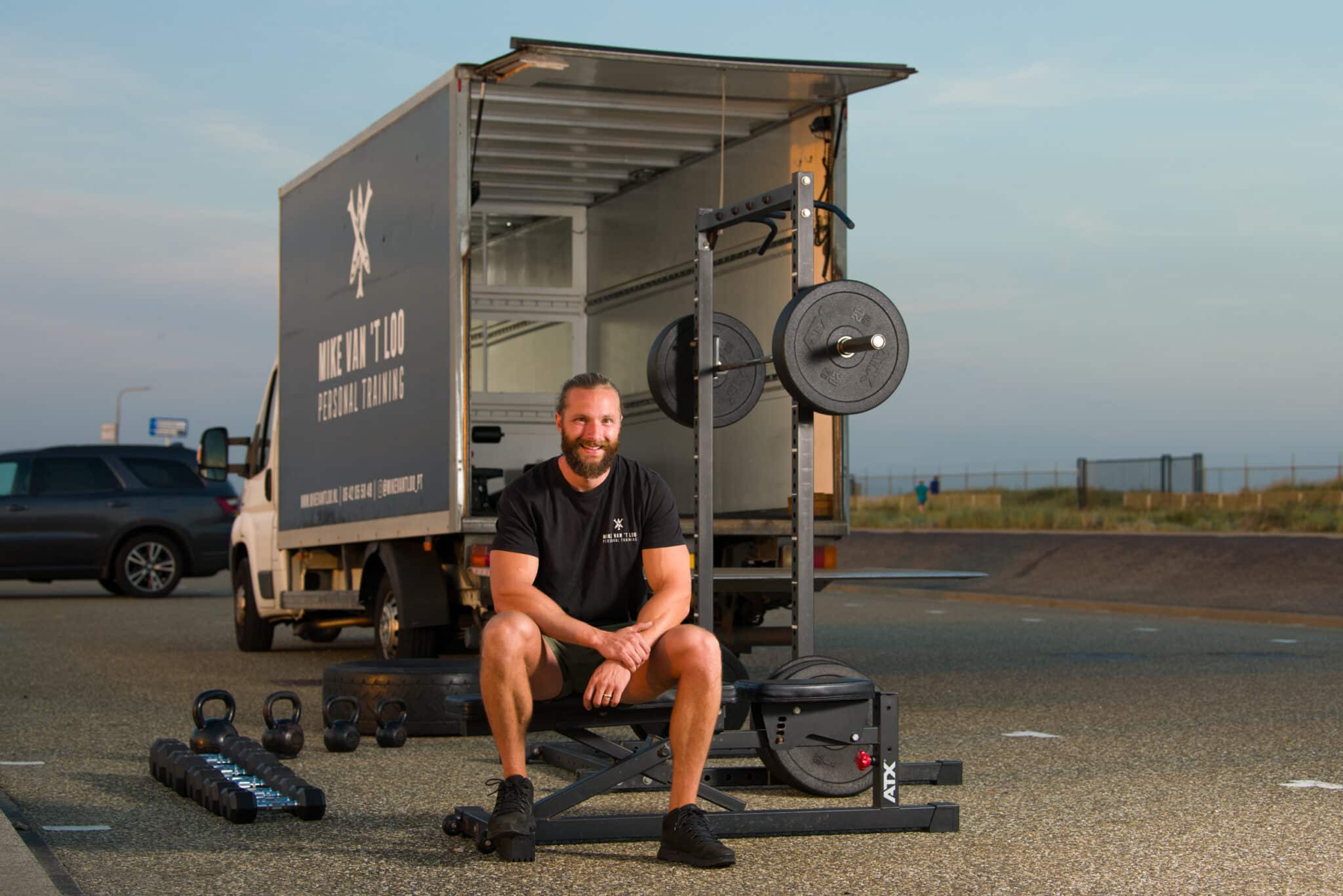 Personal fitness trainer Mike van t loo voor zijn mobiele sportschool op de Zandvoortse boulevard