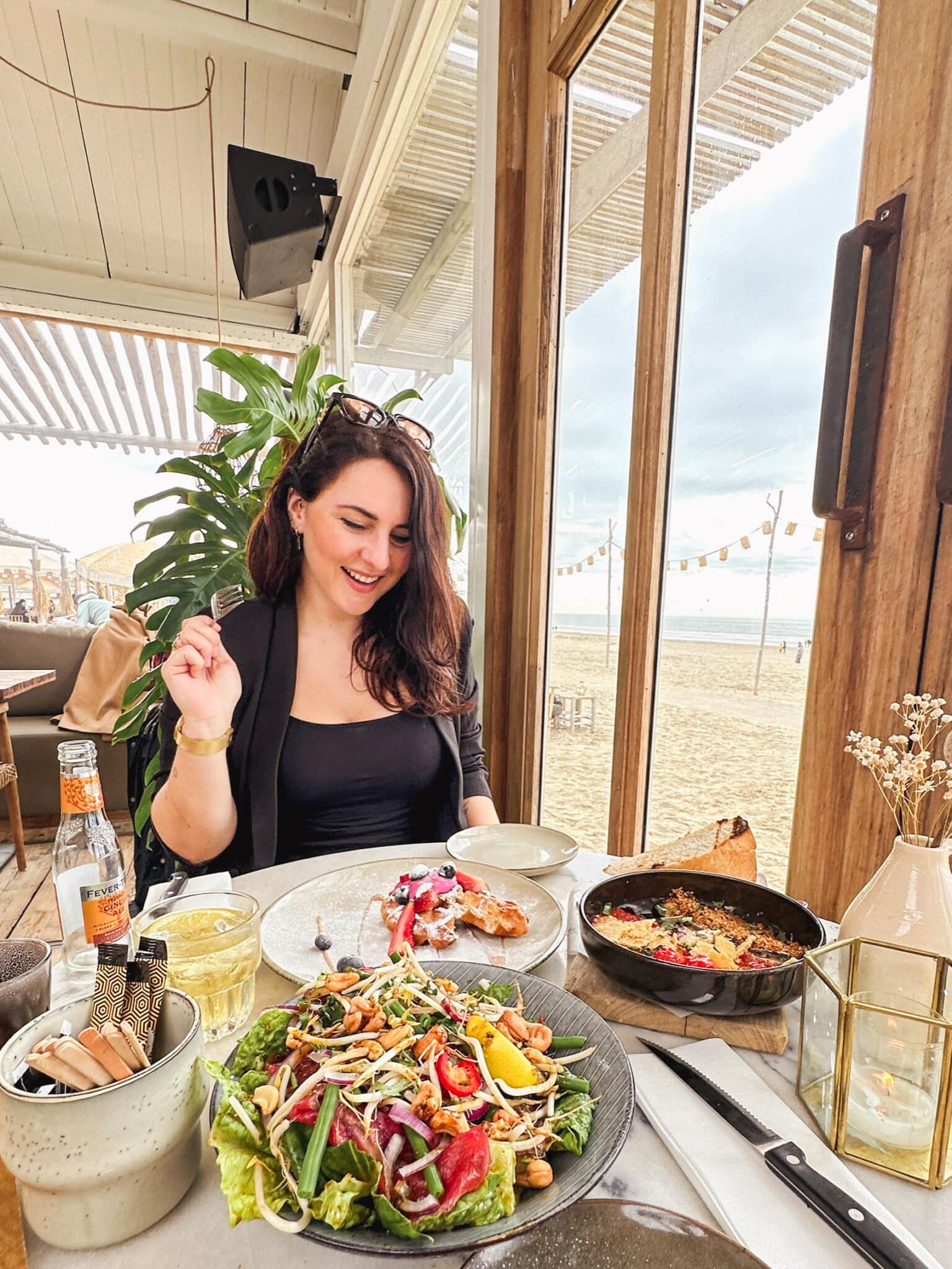 Vrouw in restaurant op het strand