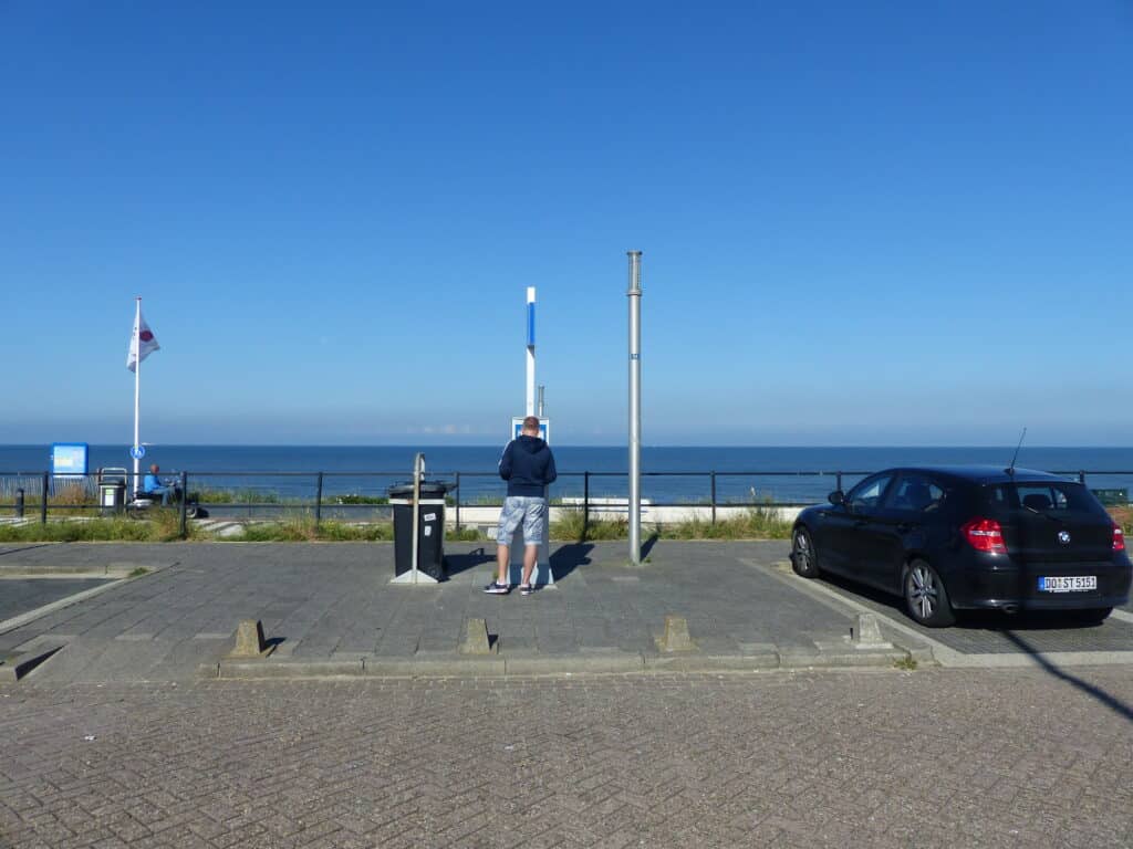 Man bij een parkeerautomaat op de boulevard van Zandvoort
