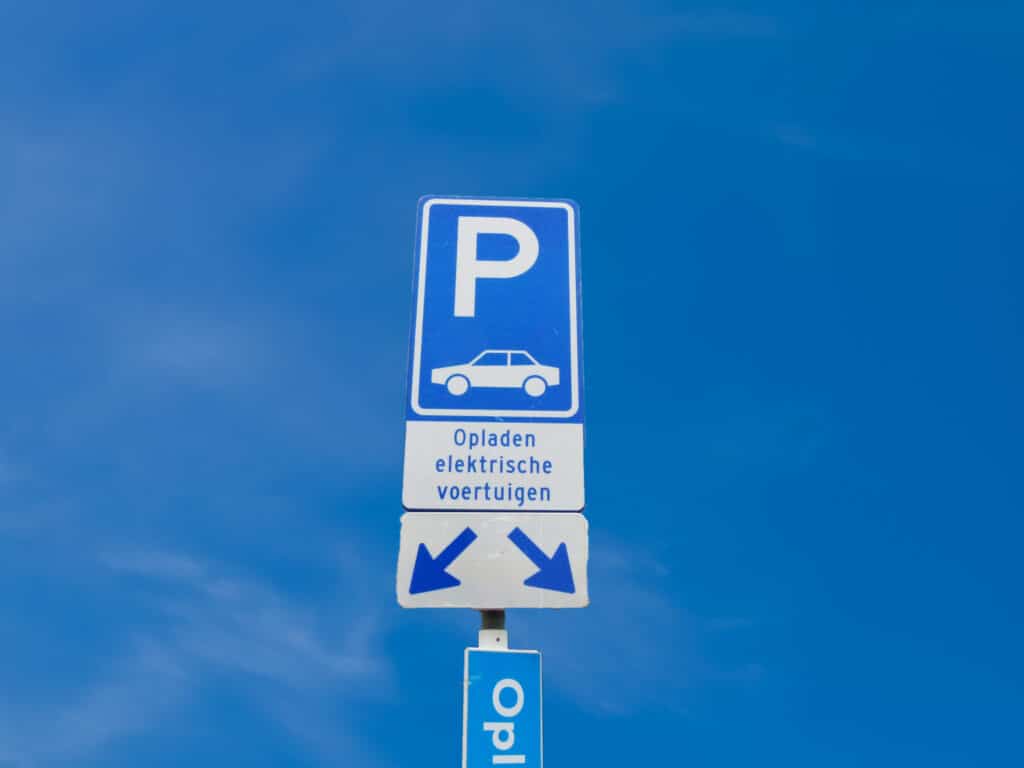 Bord voor parkeren van elektrische auto's in Zandvoort