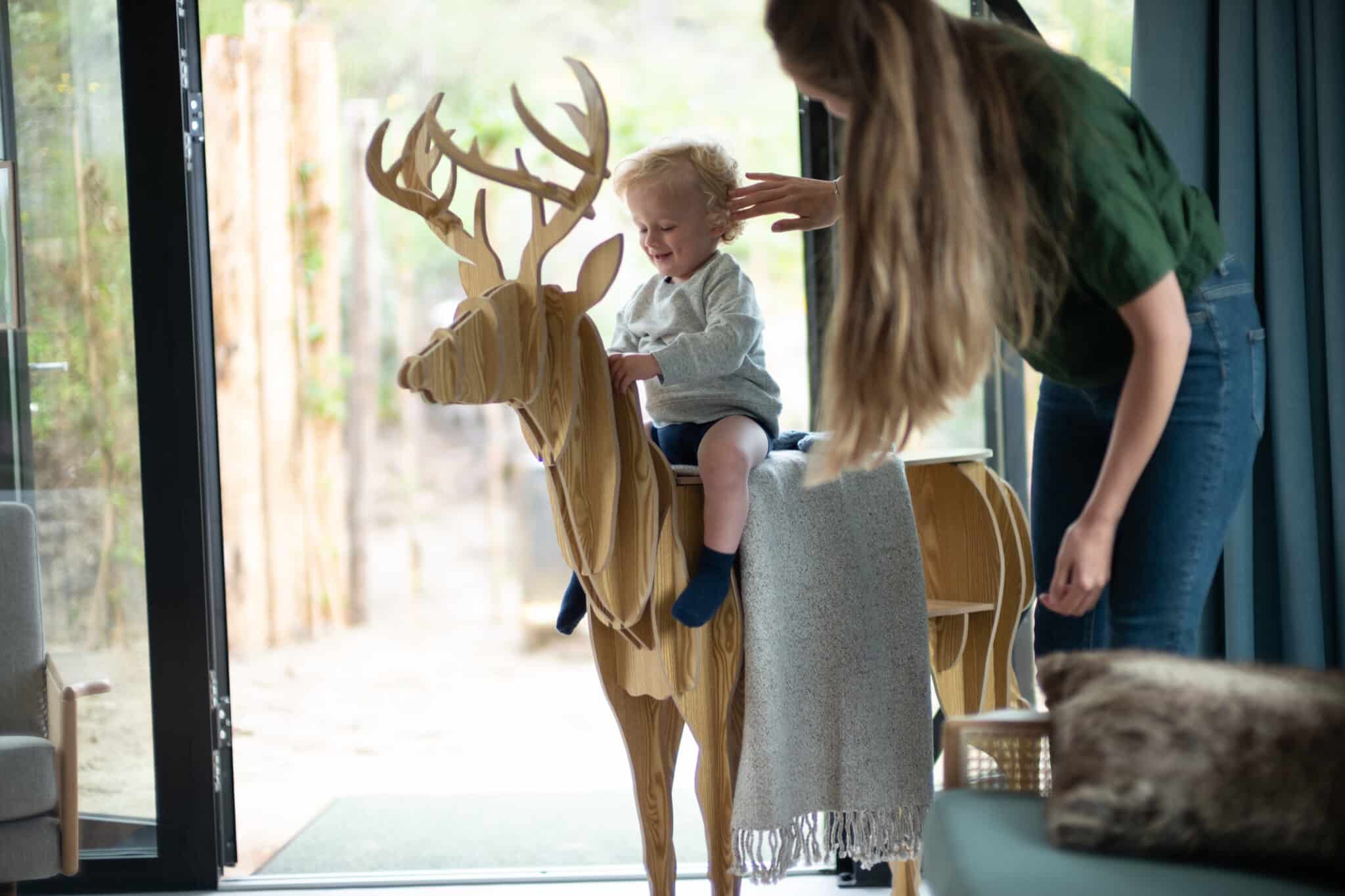 Vrouw met kind in een vakantiehuisje van roompot Zandvoort