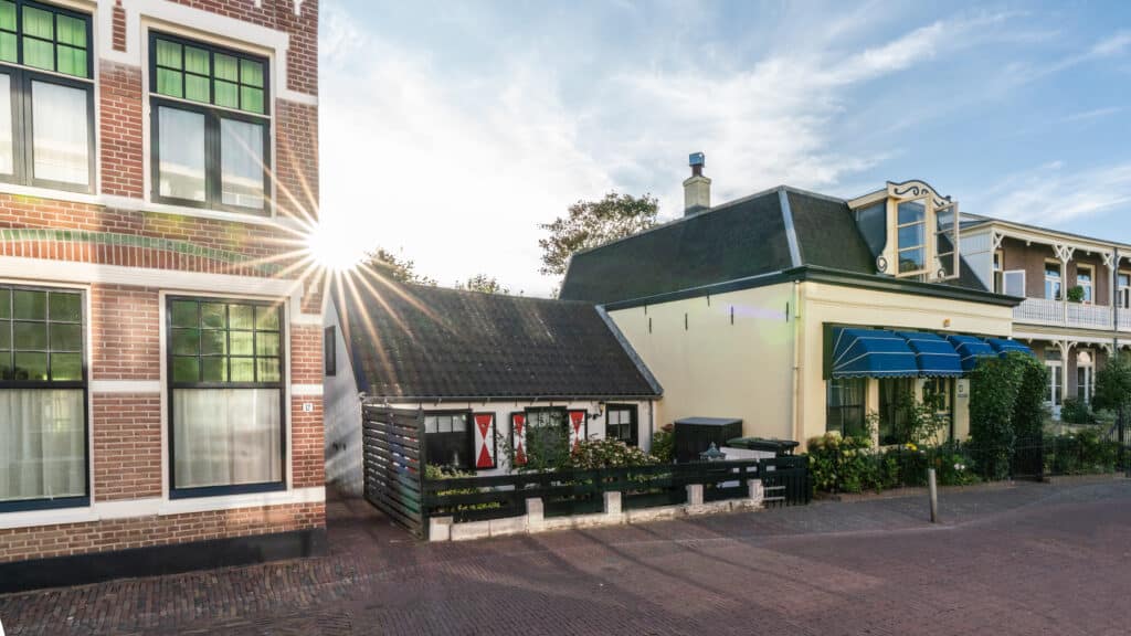 Wandelen langs een oud vissershuisje in de Zandvoortse sloppies