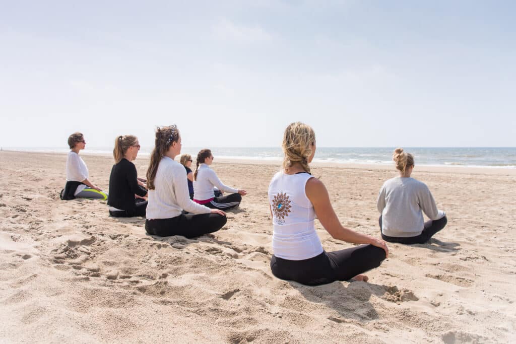 Yogales op het strand van Zandvoort