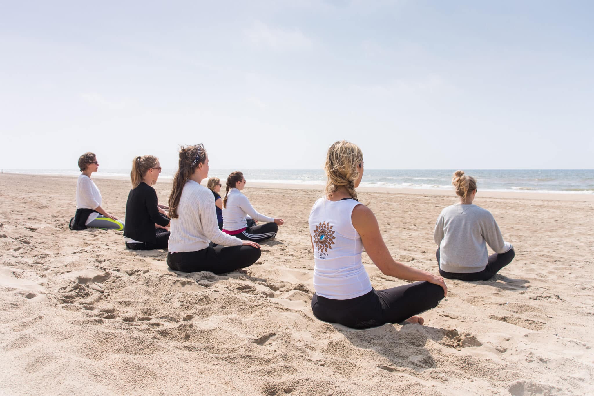 Yogales op het strand van Zandvoort