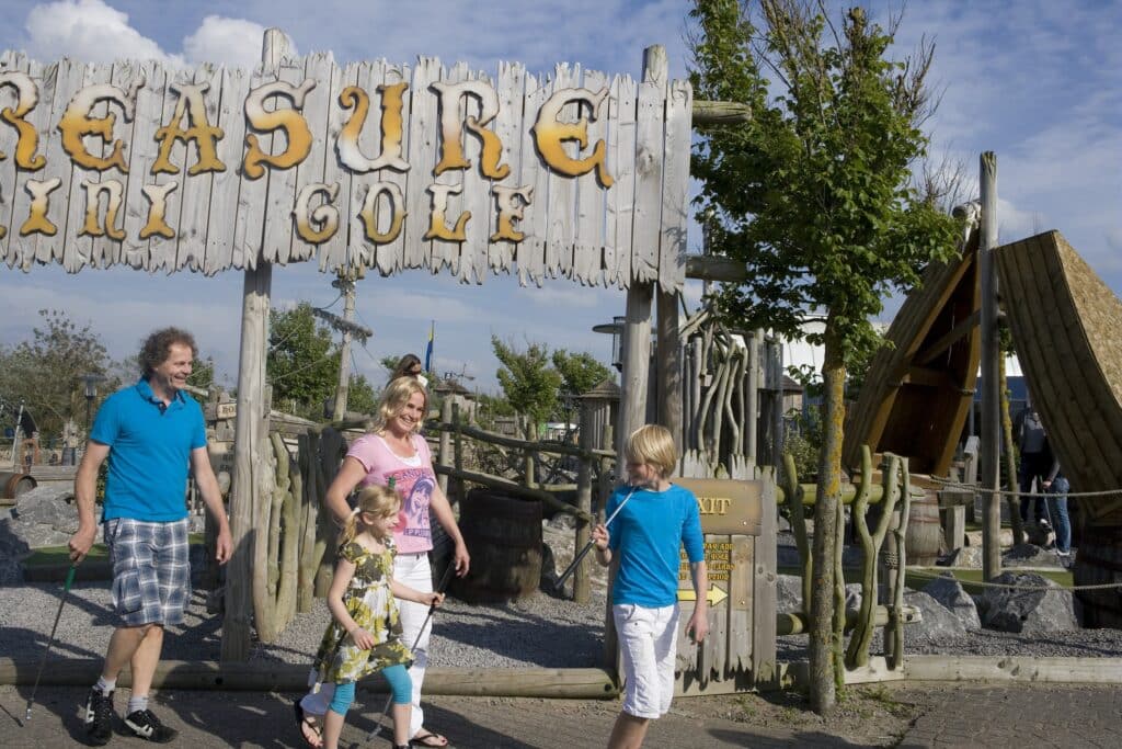Family bij minigolf in center Parcs