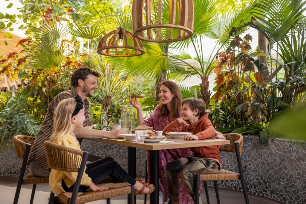 Een gezin van vier aan tafel in een restaurant