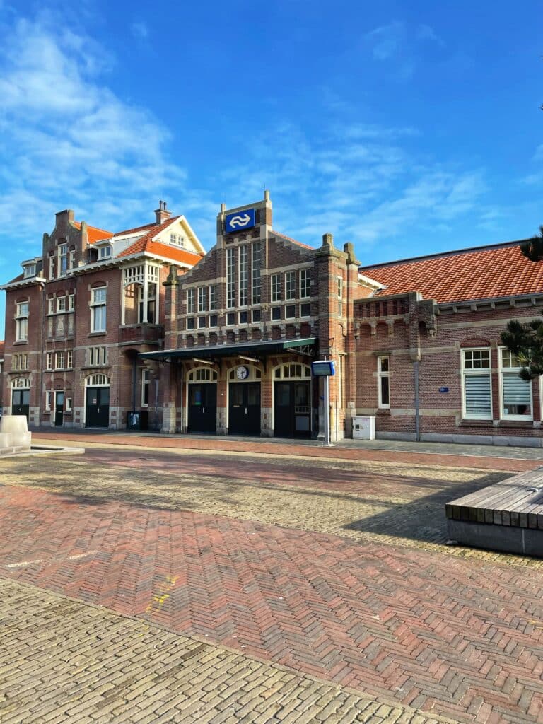 Vooraanzicht van NS Station Zandvoort aan Zee