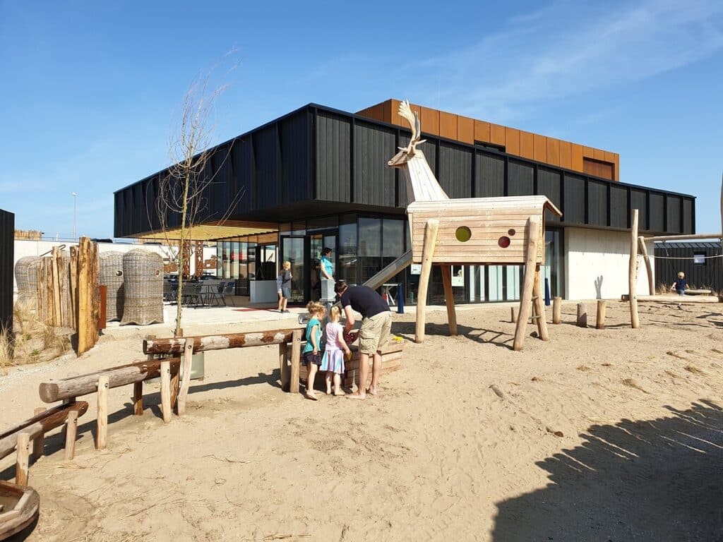 Speeltuin met kinderen voor de receptie van roompot zandvoort