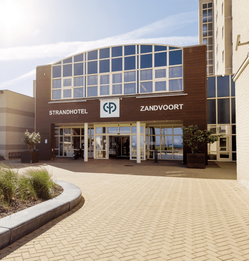 Voorkant en entree van het Center Parcs Strandhotel