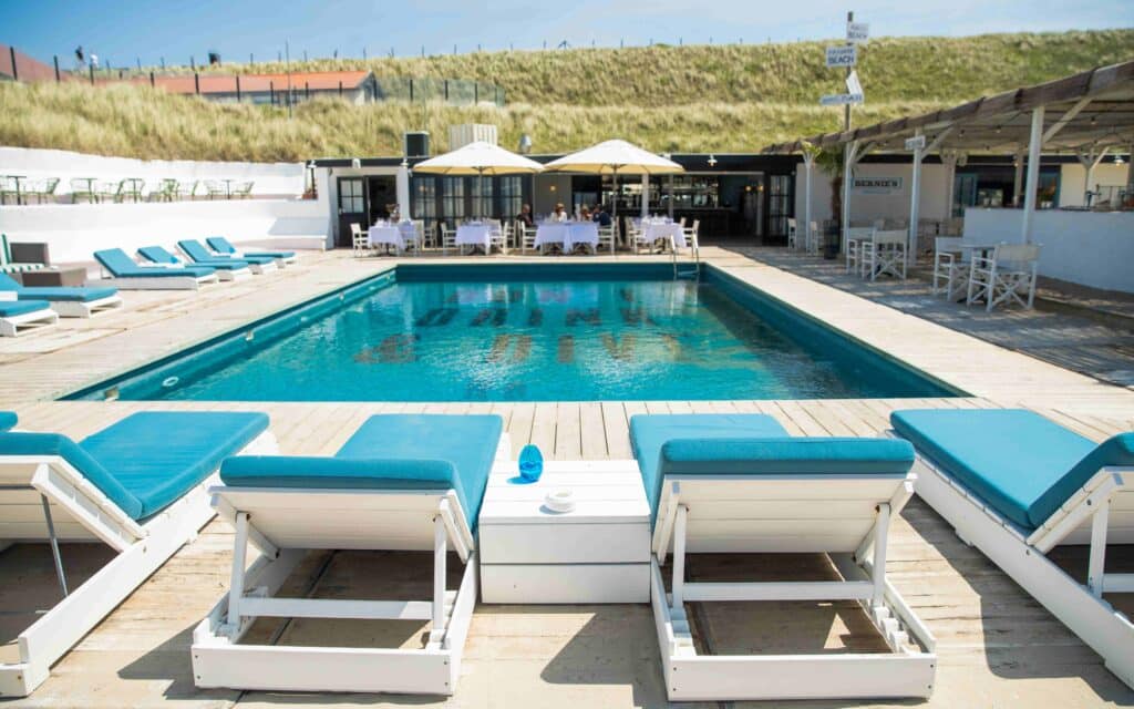 Zwembad op het strand bij Bernies beachbar