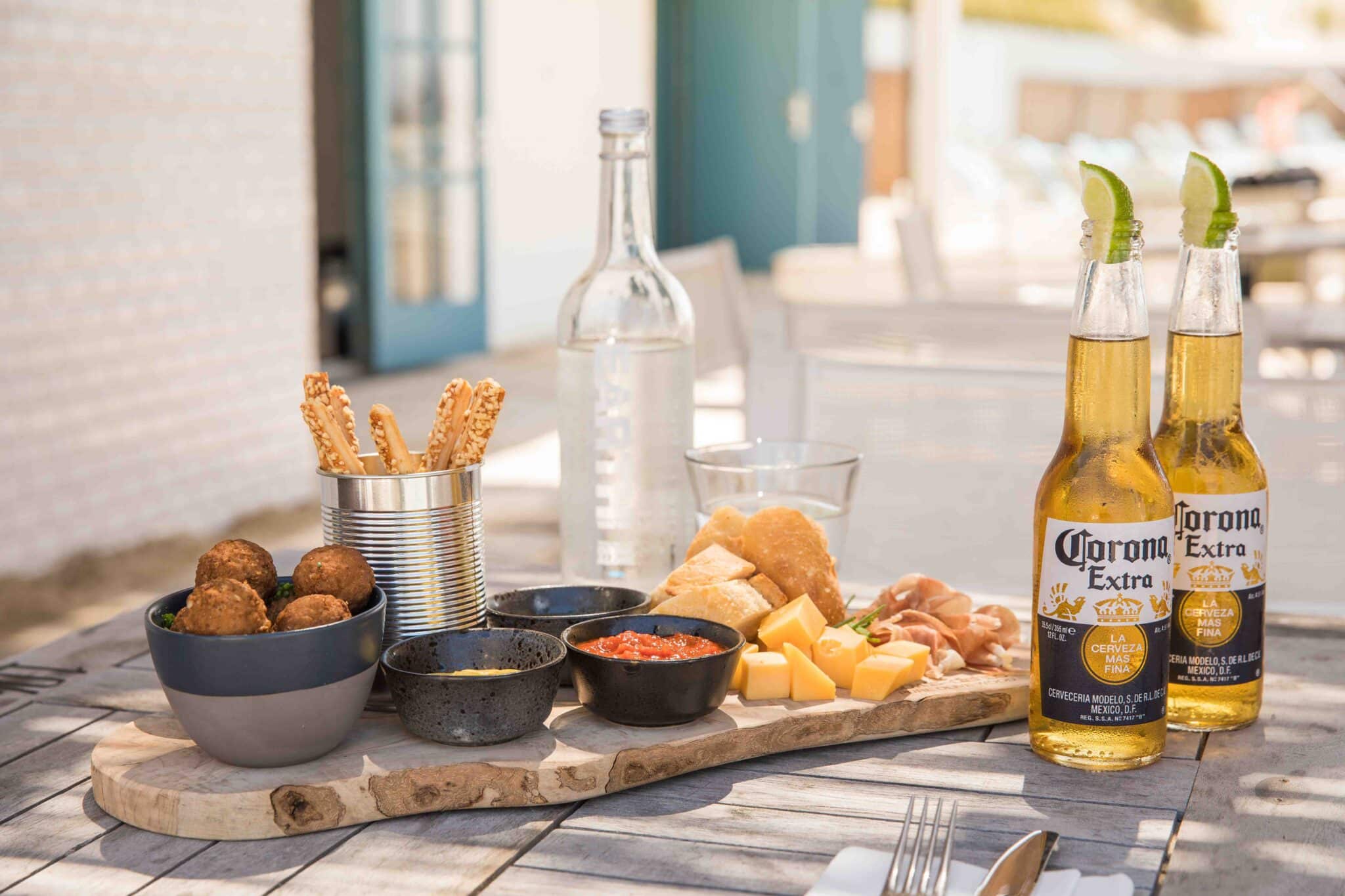 Borrelplank bij strandtent Bernies.