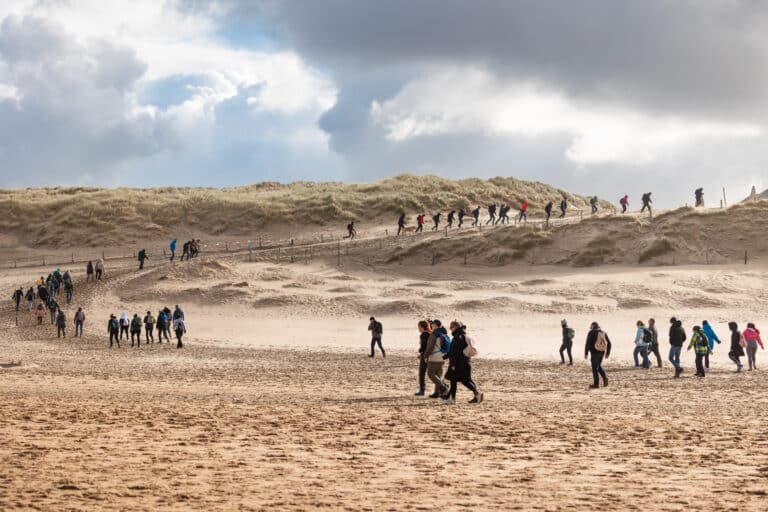 Strandwandeling in Zandvoort tijdens de 30 van Zandvoort van Le Champion