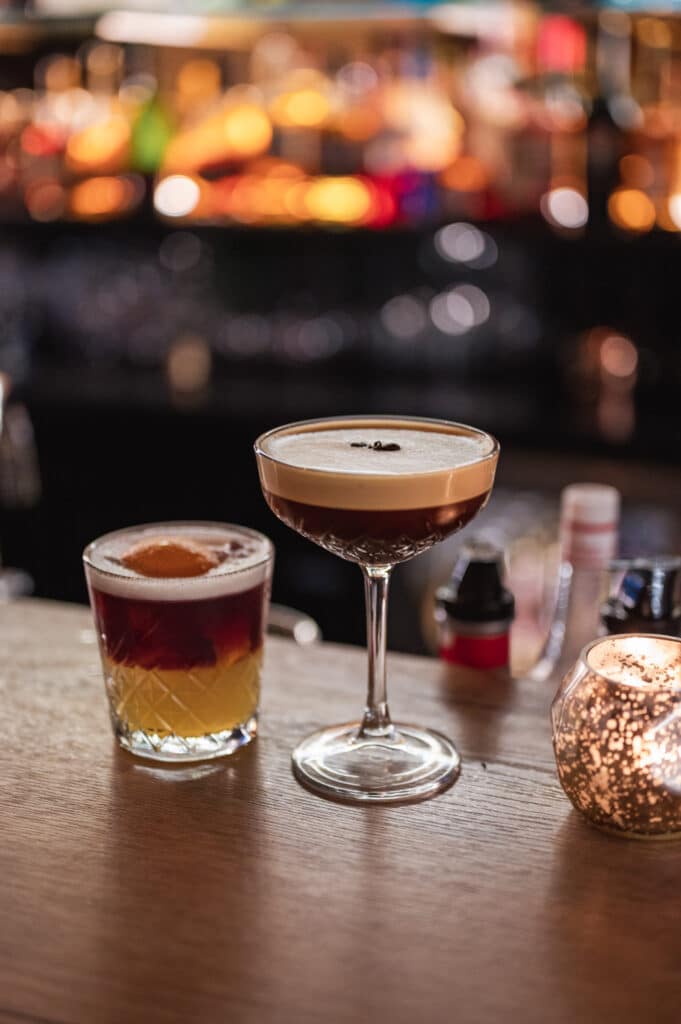 Espresso Martini en een andere cocktail op de bar van Sushi restaurant Zizo Lounge