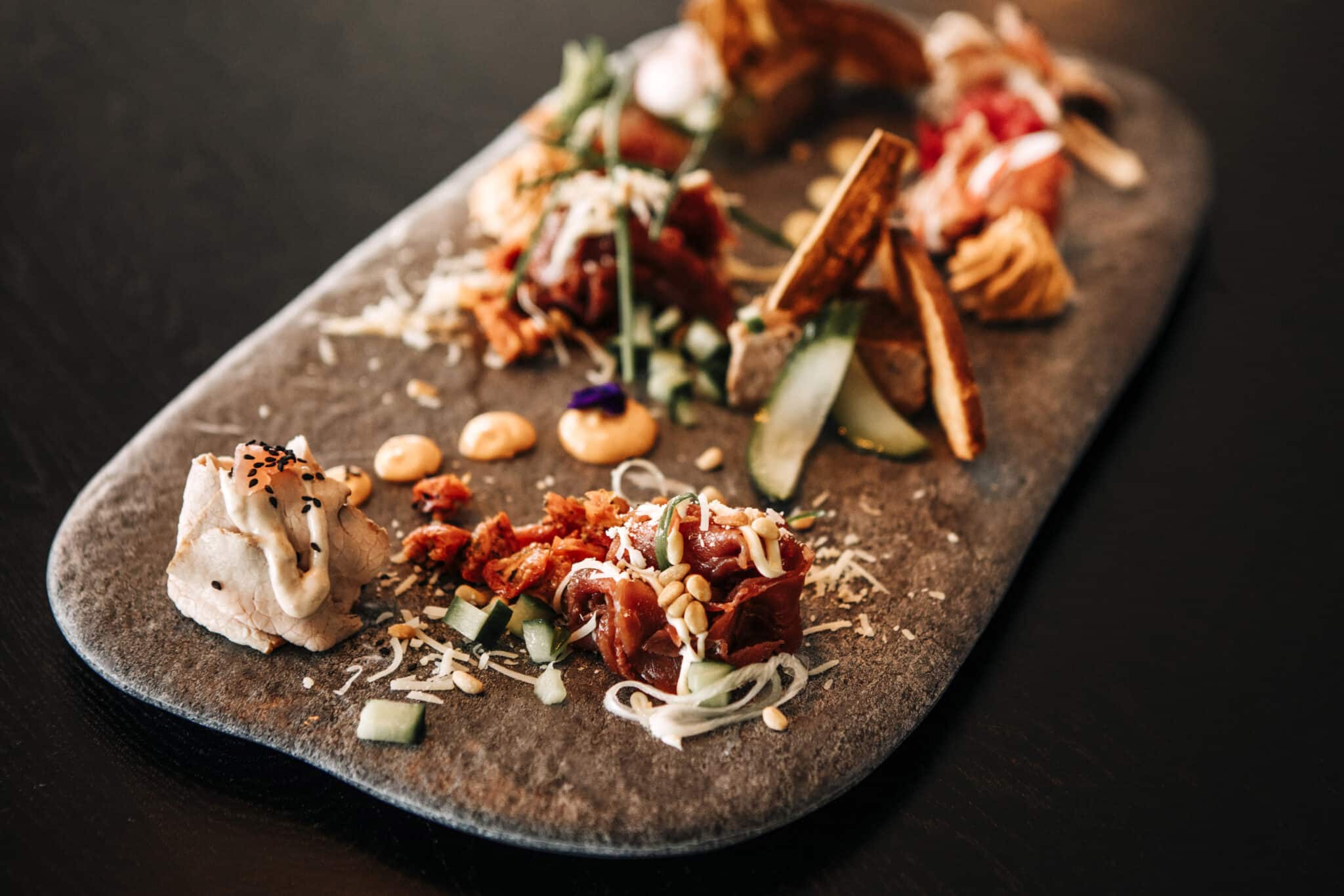 Borrelplank bij strandtent Beachclub 10.