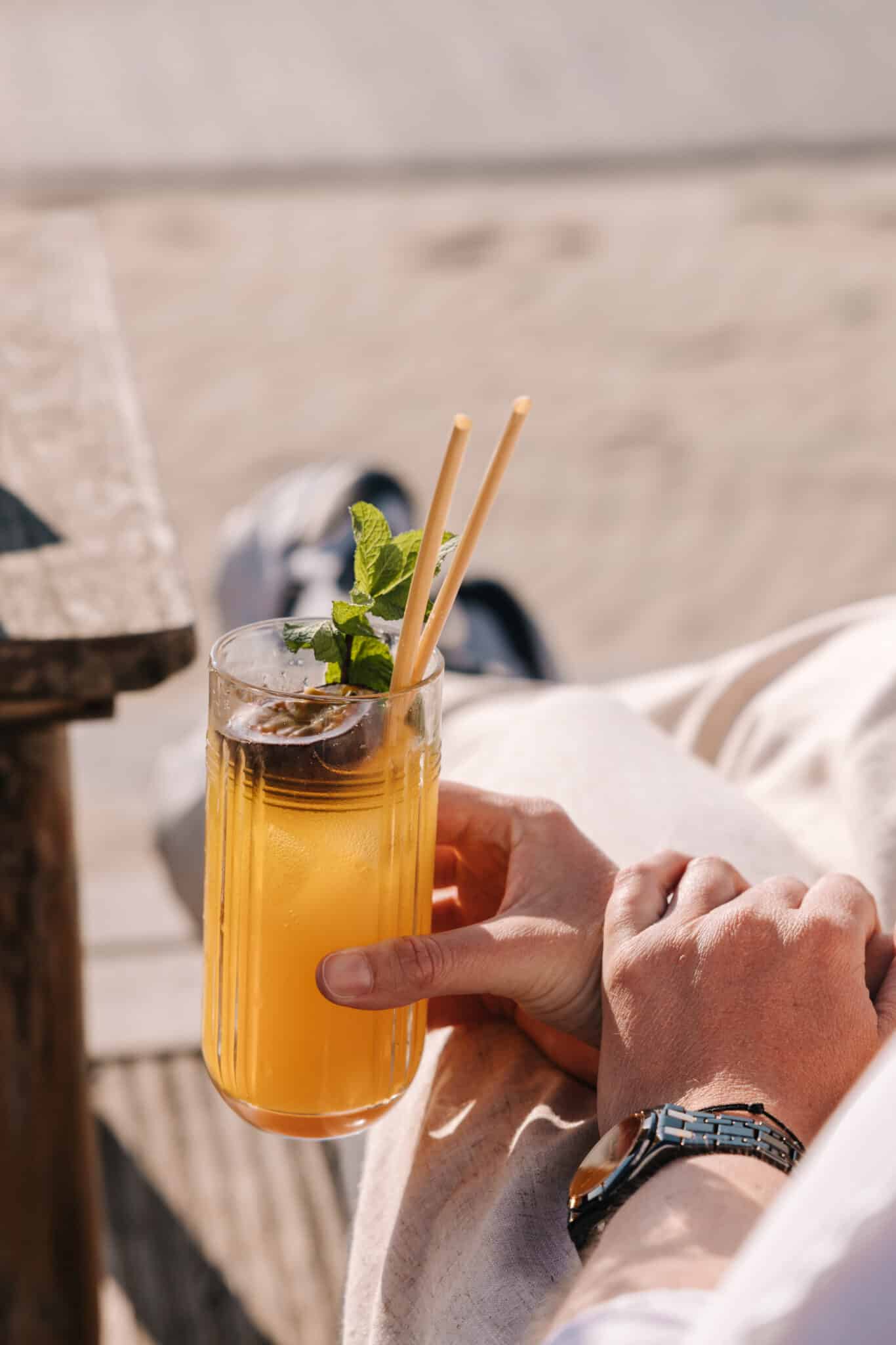 Heerlijke zomerse cocktail met een passievrucht erin op het Zandvoortse strand