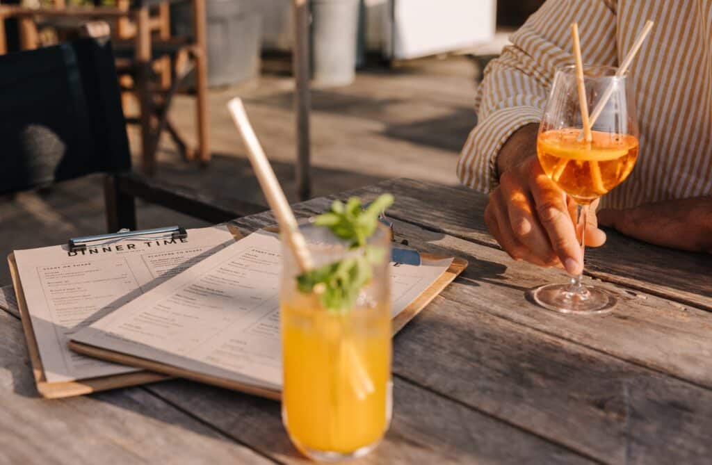 Aperol spritz en een andere cocktail op het terras van strandtent Nius