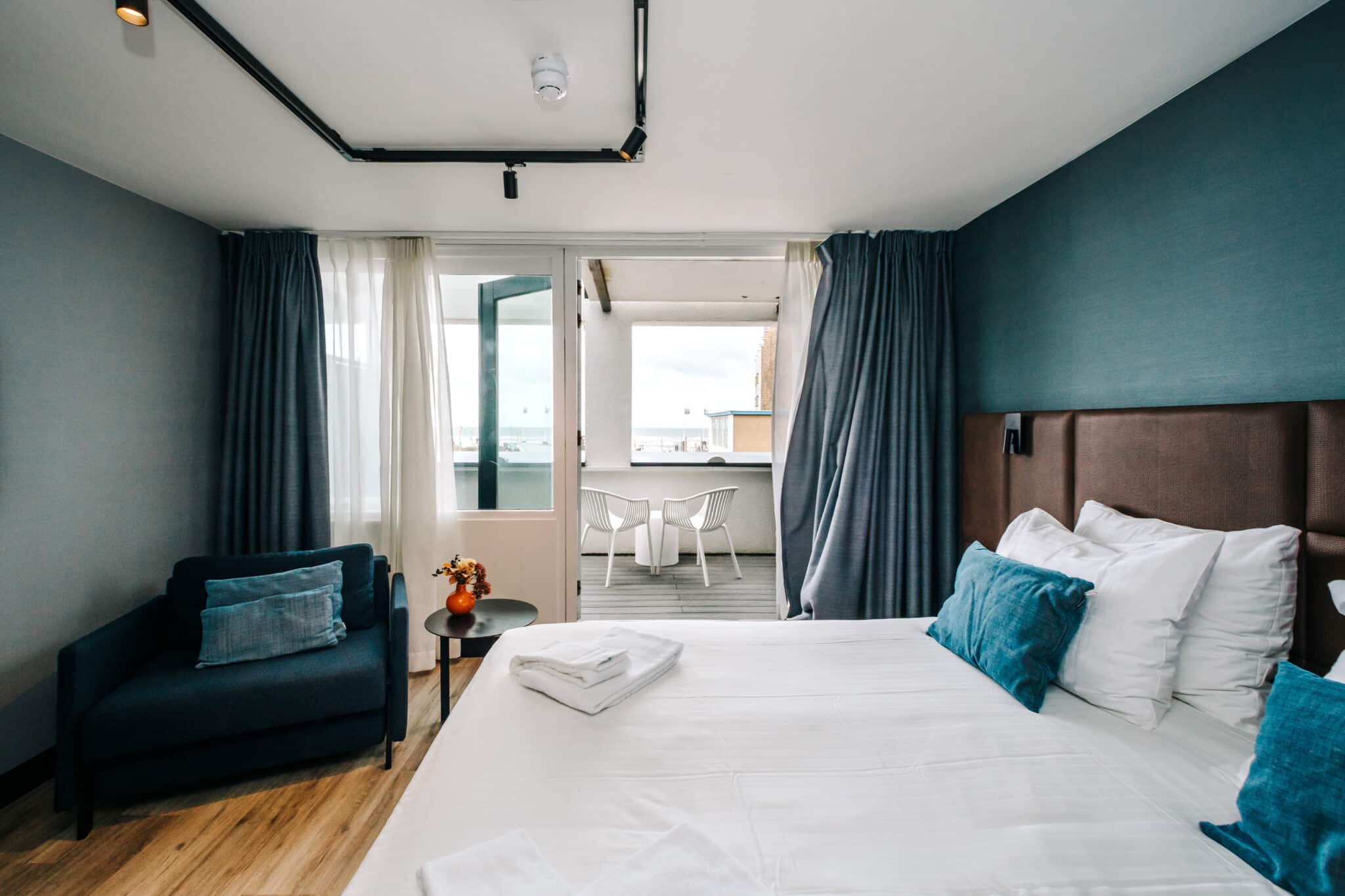 Kamer bij Amsterdam Beach Hotel met uitzicht op zee.