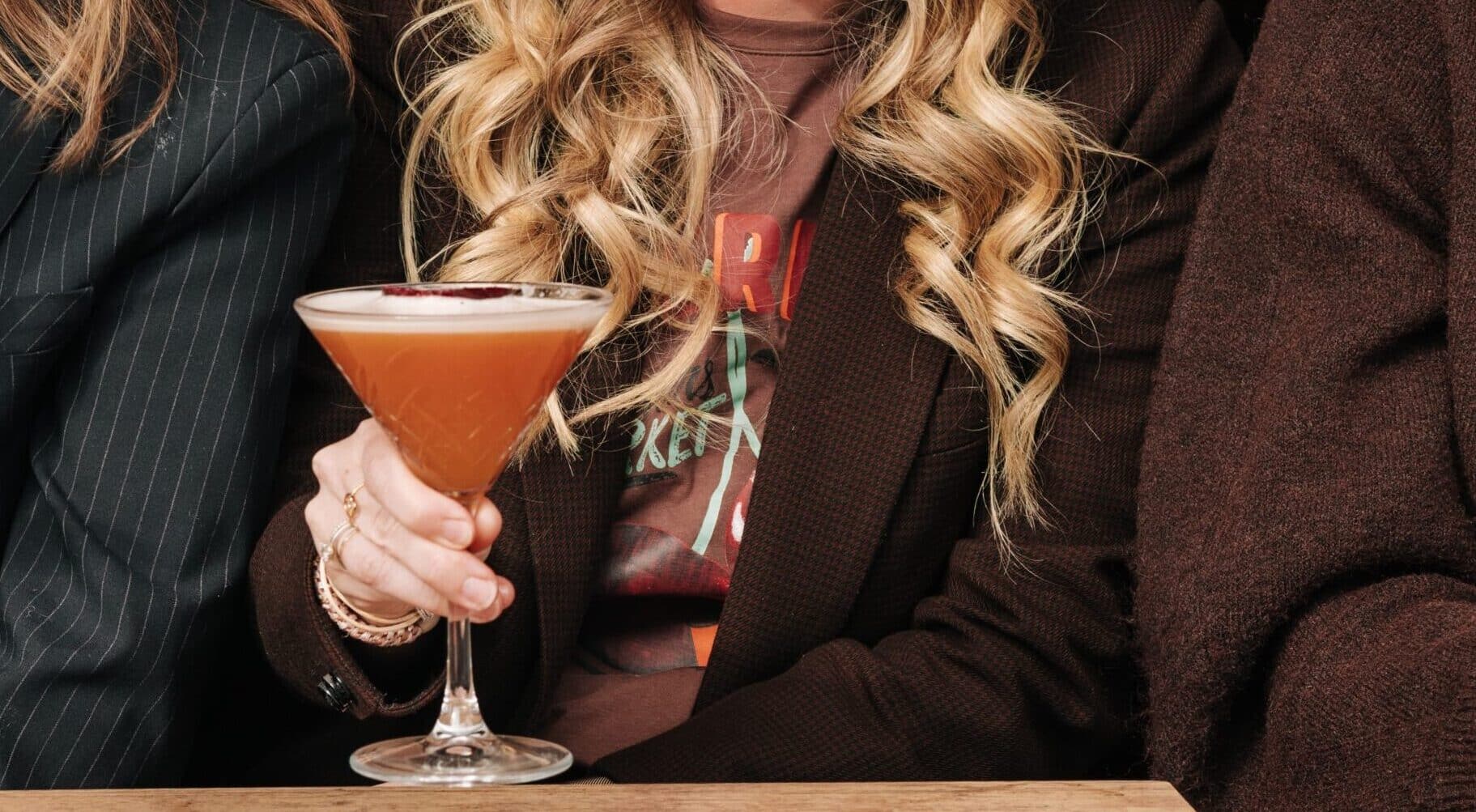 Een pornstar martini vanaf boven gefotografeerd, het glad staat op de menukaart van Ristorante Andrea in Zandvoort