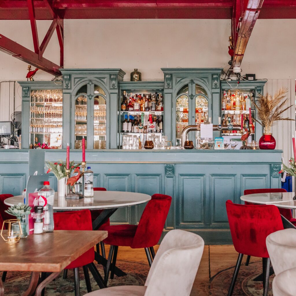 Turquoise Bar van strandtent Meijer aan Zee met een rood plafond
