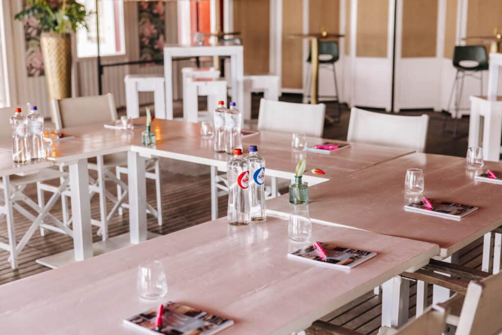 tafels staan klaar voor een zakelijke vergadering aan zee bij Meijer aan Zee