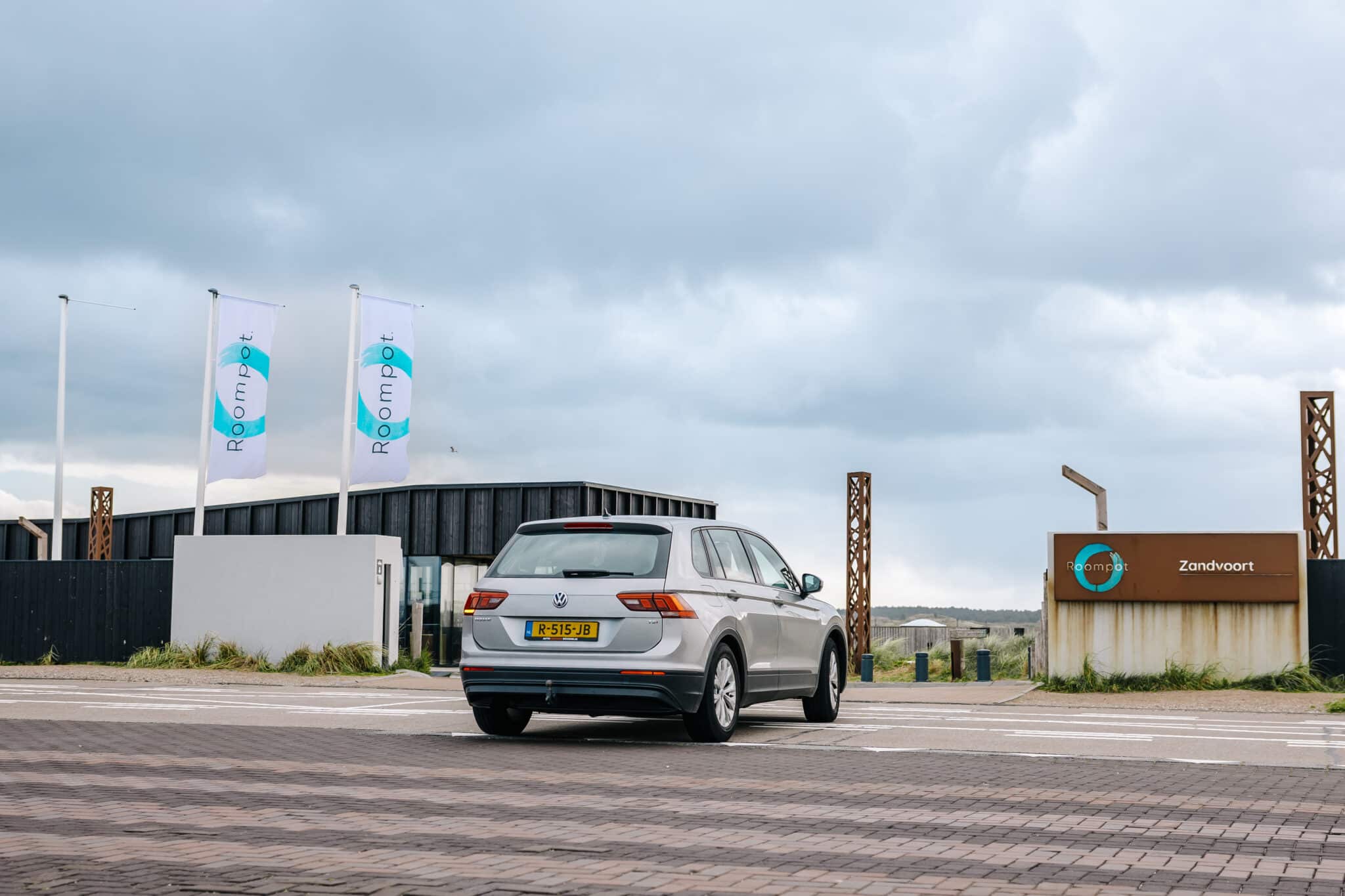 Auto rijdt het terrein van Roompot Zandvoort op.