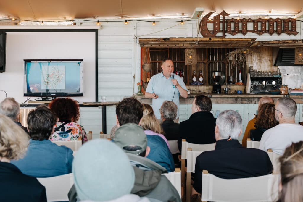 Zakelijke duurzaamheidsbijeenkomst op het zuidstrand