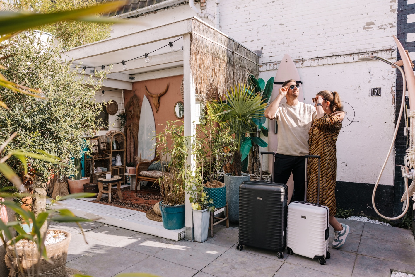Een man en vrouw, Johannes en Hannah Lochner, in de tuin bij vakantiehuis Tiny Paradise