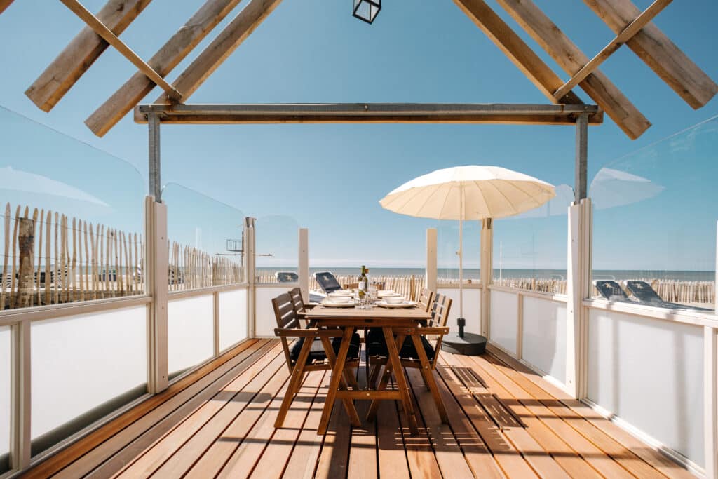 Terras bij het strandhuisje van Thalassa.