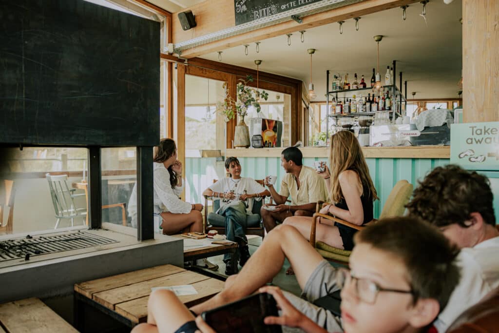 Interieur met mensen van restaurant Gestrand bij Kennemer Duincamping De Lakens