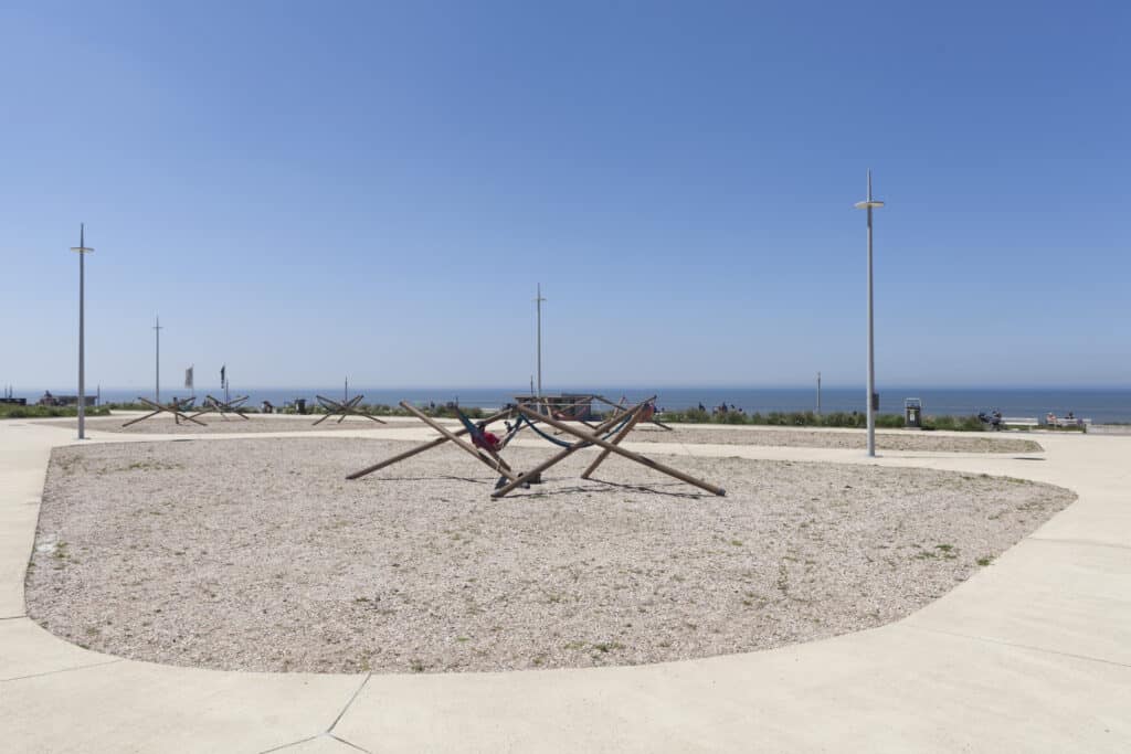 Hangen in een hangmat op het fenemaplein op de boulevard