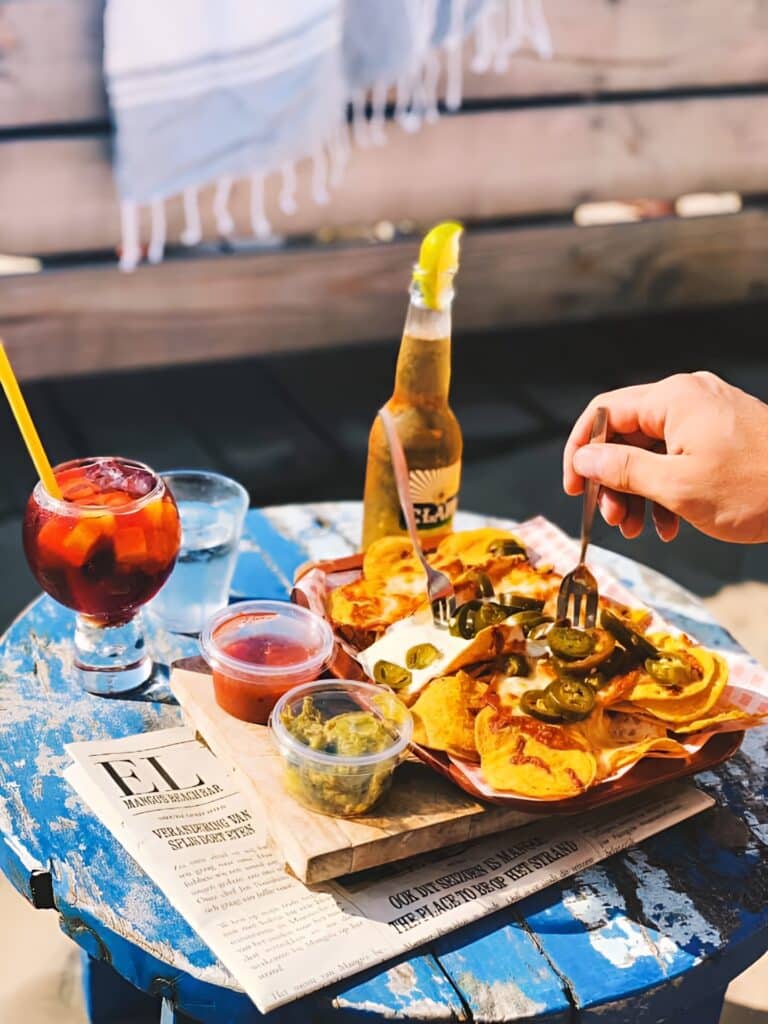 Mango's Beach Bar, tafeltje met nacho's een desperados met een limoentje erin en een heerlijke cocktail