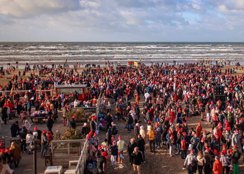 Nieuwjaarsduik zandvoort druk op het strand