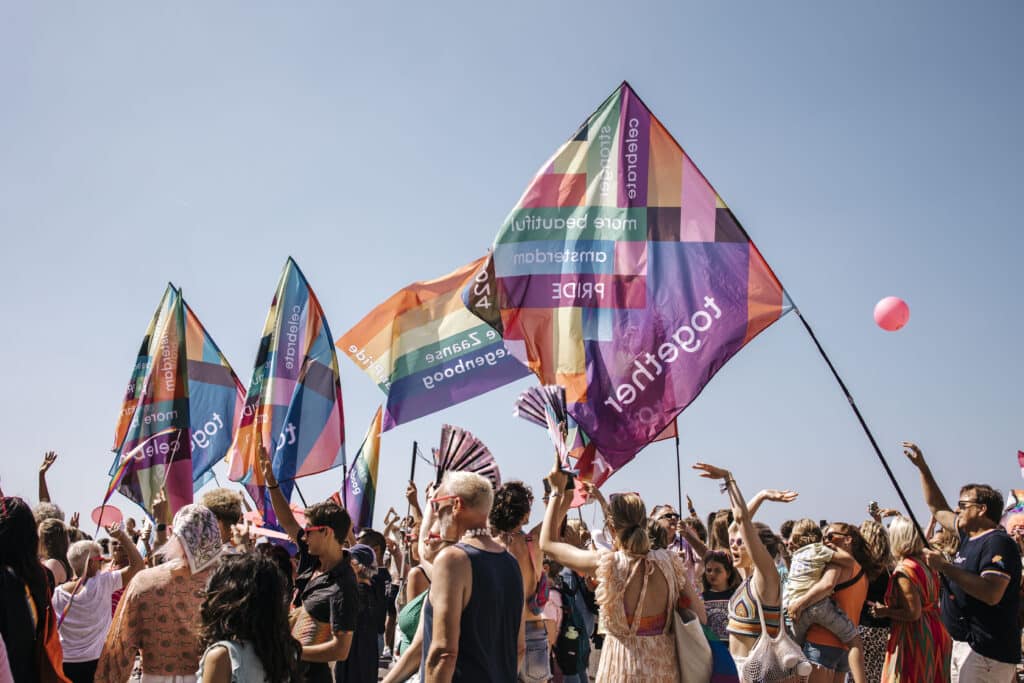 Optocht tijdens het evenement Pride at the Beach.